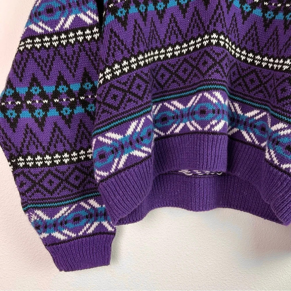 Vintage Sweater Geometric Print V Neck Size Medium Studio HQ Purple Blue White - Picture 3 of 10